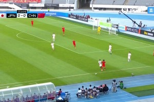 国足开场就失误！董路：还传呢，我们没有这个能力