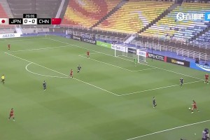 女足比赛现场球迷拿着喇叭鬼叫，现场观众估计要被烦死了