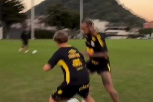 还得沉淀沉淀内马尔训练场戏耍自己儿子