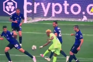 索默这扑救开挂了吧！亚马尔这记诡异弧线已经相当离谱了，没想到