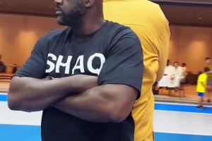 篮球巨人爱德戈克 站着隔扣奥尼尔，大鲨鱼秒变小鱼干