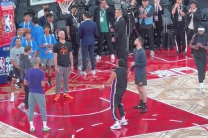 NBA中国赛现场，球迷捕捉到布克赛前热身训练