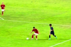 赣超奇葩一幕：防守球员圆规式护球被判点，痛苦捶地卧草