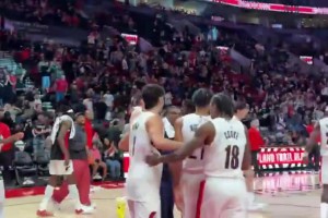 关系最铁的队友！终场哨响后，杨瀚森第一时间冲上去和乐福拥抱！