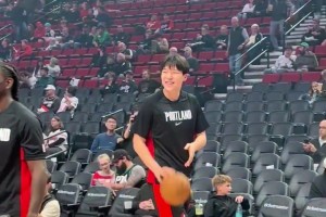 两名场边小球迷得到杨瀚森的回应后，笑得非常开心！