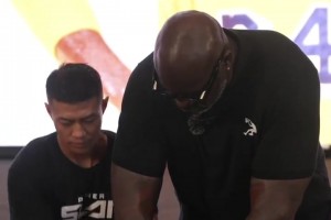 现场打假？奥尼尔现场展示单手劈砖 不费吹灰之力啊！！