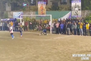 这球可以吹一辈子！门将远射中横梁，弹回来接着凌空远射