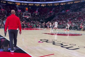 在这VIP位置看球也太爽了吧！球迷晒视频：杨瀚森背运过人上篮