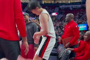 当杨瀚森在场上打出疯狂表现，队友们纷纷送上掌声和鼓励！