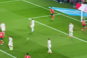 从哪窜出来的球迷实拍C罗第二球，防守球员一点反应没有