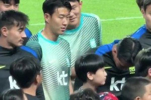 金玟哉：孙哥你看前面小孩头发好帅孙兴慜：小孩你真酷啊