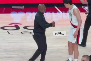 英语有长进啊！比卢普斯暂停单独指导，杨瀚森听明白了点头附和~