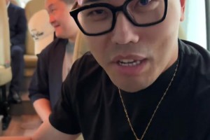 马哥！马布里帮助说车的小宇拿到卡特亲签：这声马哥不能白叫~