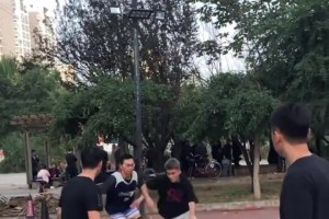 郭艾伦的身材，约基奇的投篮包