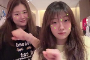 可爱喔！“大宝贝”刘禹彤与“小李梦”王樱霓合拍手势舞