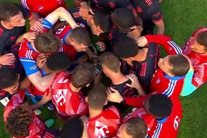 两年前拜仁球员赛后围在一起看多特比赛结果，随后庆祝冠军