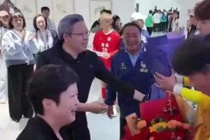 功臣！南通市委书记苏超半决赛赛后给南通队两位门将送上鲜花❤