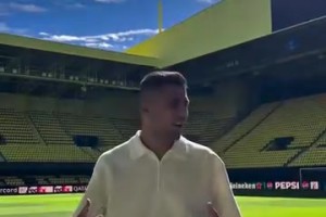 重返母队！赛前罗德里的踩场时刻：真是完美的球场！