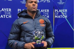 不高兴上线！赛后邓弗里斯领取单场MVP时也没个笑脸