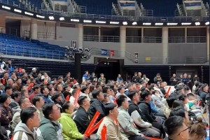 人很多啊！青岛队在球馆内组织球迷一起观看杨瀚森NBA首秀~