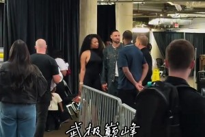 克莱女友大秀顶级好身材！赛后接克莱下班回家！这就是爱情啊