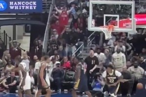 又被胖虎秀到了！锡安在文班头上完成一记炸裂补扣