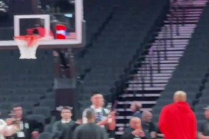 篮下终结得把握住呀！杨瀚森赛前热身练习勾手！