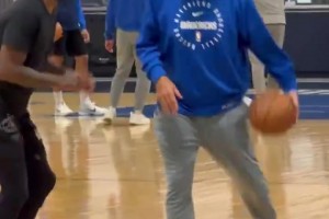 两个历史级控卫！基德在训练中推土机背打欧文，满满的都是欢乐！