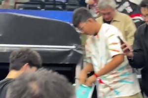 有求必应！杨瀚森结束热身后为场边中国球迷们进行签名