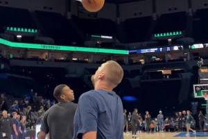 约基奇居然玩起了左手扣篮！估计是他今天跳最高的一次了！