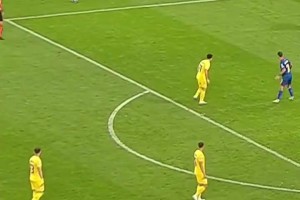 同样也是任意球大师！这个位置斯坦丘简直就是在罚点球！