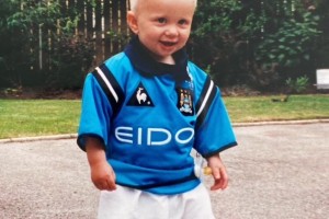 到底哪一步出了问题？哈兰德从小到大的照片！爱笑的男孩！