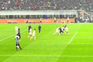 是点球吗？梅阿查实拍：皮奥禁区内遭拉拽摔倒，主裁判没表示