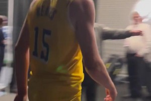 又是一个无限猖狂的夜晚！里夫斯赛后在球员通道疯狂怒吼！