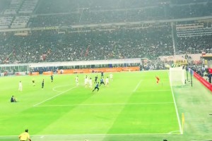 太冷静！实拍：苏西奇拉球过人收获蓝黑处子球，梅阿查陷入疯狂