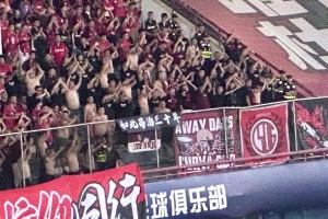 回旋镖❗️去年成都球迷嘲讽河南队：如此苟活三十年，今年...