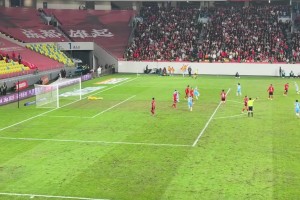 十分炸裂！现场球迷实拍何超飞火流星破门