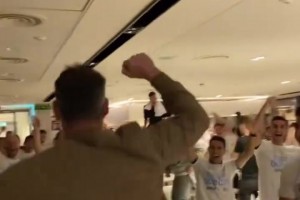 曼彻斯特变哥谭？哈兰德万圣节化妆成小丑入侵街头！路人的反应？