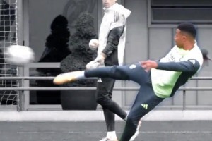 感受一下欧洲金靴的实力！姆巴佩训练中精彩凌空抽射