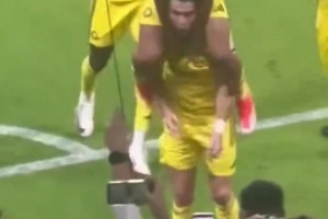 还好没事 队友想骑在C罗肩膀上，却不小心翻下去