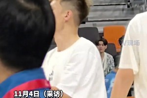 周鹏妻子带儿子到场观赛：只要是老公的比赛都会到场支持...