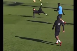 值得收藏回忆的视频！梅西训练时期的神奇操作合集！