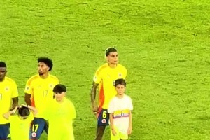 这种远射居然敢用身体挡出！当年德赫亚这扑救是真的自信啊！